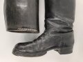 Paar Stiefel für Offiziere der Wehrmacht. Getragenes Eigentumspaar, Sohlenlänge knapp über 27,5cm , der Vorbesitzer hat ein Loch in eine der Sohlen gebohrt um einen Figurenständer anzubringen