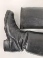 Paar Stiefel für Offiziere der Wehrmacht. Getragenes Eigentumspaar, Sohlenlänge knapp über 27,5cm , der Vorbesitzer hat ein Loch in eine der Sohlen gebohrt um einen Figurenständer anzubringen