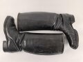 Paar Stiefel für Offiziere der Wehrmacht. Getragenes Eigentumspaar, Sohlenlänge knapp über 27,5cm , der Vorbesitzer hat ein Loch in eine der Sohlen gebohrt um einen Figurenständer anzubringen