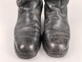 Paar Stiefel für Offiziere der Wehrmacht. Getragenes Eigentumspaar, Sohlenlänge knapp über 27,5cm , der Vorbesitzer hat ein Loch in eine der Sohlen gebohrt um einen Figurenständer anzubringen