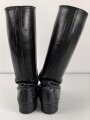 Paar Stiefel für Offiziere der Wehrmacht. Getragenes Eigentumspaar, Sohlenlänge knapp über 27,5cm , der Vorbesitzer hat ein Loch in eine der Sohlen gebohrt um einen Figurenständer anzubringen