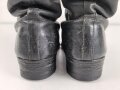 Paar Stiefel für Offiziere der Wehrmacht. Getragenes Eigentumspaar, Sohlenlänge knapp über 27,5cm , der Vorbesitzer hat ein Loch in eine der Sohlen gebohrt um einen Figurenständer anzubringen