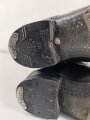 Paar Stiefel für Offiziere der Wehrmacht. Getragenes Eigentumspaar, Sohlenlänge knapp über 27,5cm , der Vorbesitzer hat ein Loch in eine der Sohlen gebohrt um einen Figurenständer anzubringen