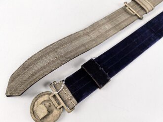 Preußen, Feldbinde für Offiziere, das Schloss versilbert, violettes Unterfutter. Gesamtlänge 133cm, sehr guter Gesamtzustand