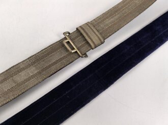 Preußen, Feldbinde für Offiziere, das Schloss versilbert, violettes Unterfutter. Gesamtlänge 133cm, sehr guter Gesamtzustand