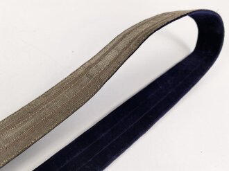 Preußen, Feldbinde für Offiziere, das Schloss versilbert, violettes Unterfutter. Gesamtlänge 133cm, sehr guter Gesamtzustand
