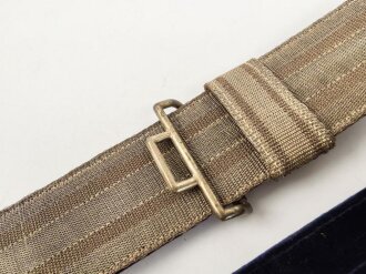 Preußen, Feldbinde für Offiziere, das Schloss versilbert, violettes Unterfutter. Gesamtlänge 133cm, sehr guter Gesamtzustand