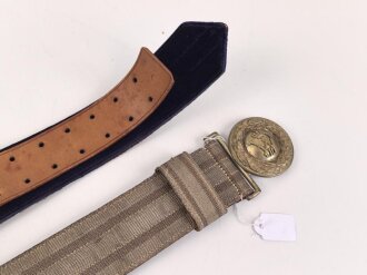 Preußen, Feldbinde für Offiziere, das Schloss versilbert, violettes Unterfutter. Gesamtlänge 133cm, sehr guter Gesamtzustand