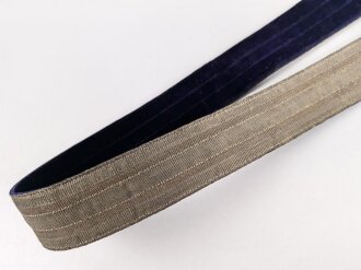 Preußen, Feldbinde für Offiziere, das Schloss versilbert, violettes Unterfutter. Gesamtlänge 133cm, sehr guter Gesamtzustand