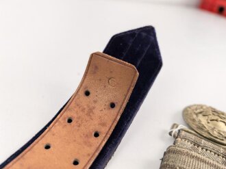 Preußen, Feldbinde für Offiziere, das Schloss versilbert, violettes Unterfutter. Gesamtlänge 133cm, sehr guter Gesamtzustand