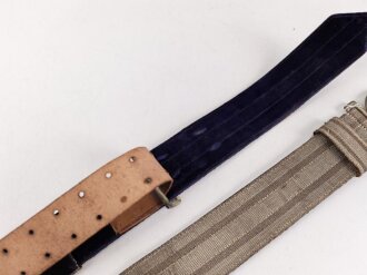 Preußen, Feldbinde für Offiziere, das Schloss versilbert, violettes Unterfutter. Gesamtlänge 133cm, sehr guter Gesamtzustand