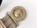 Preußen, Feldbinde für Offiziere, das Schloss versilbert, violettes Unterfutter. Gesamtlänge 133cm, sehr guter Gesamtzustand