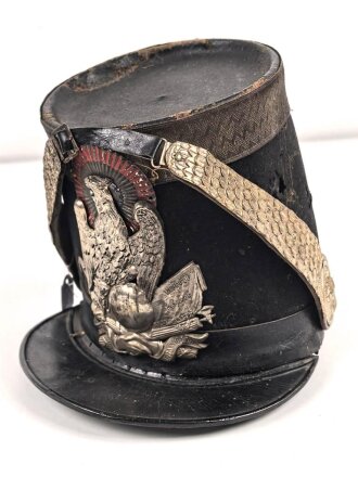 Frankreich, Tschako für einen Offizier der Nationalgarde,  Modell 1848. Die Pflaume fehlt, der Verbindungsriemen der Schuppenketten ist neuzeitlich ergänzt. Altersspuren, ungereinigtes Stück