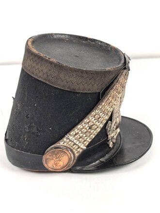 Frankreich, Tschako für einen Offizier der Nationalgarde,  Modell 1848. Die Pflaume fehlt, der Verbindungsriemen der Schuppenketten ist neuzeitlich ergänzt. Altersspuren, ungereinigtes Stück