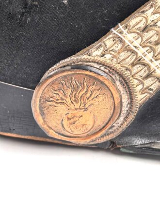 Frankreich, Tschako für einen Offizier der Nationalgarde,  Modell 1848. Die Pflaume fehlt, der Verbindungsriemen der Schuppenketten ist neuzeitlich ergänzt. Altersspuren, ungereinigtes Stück