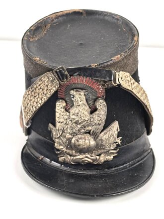 Frankreich, Tschako für einen Offizier der Nationalgarde,  Modell 1848. Die Pflaume fehlt, der Verbindungsriemen der Schuppenketten ist neuzeitlich ergänzt. Altersspuren, ungereinigtes Stück