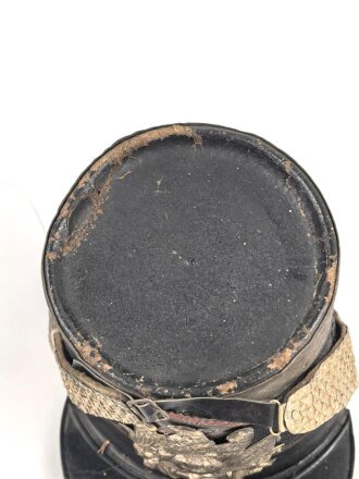 Frankreich, Tschako für einen Offizier der Nationalgarde,  Modell 1848. Die Pflaume fehlt, der Verbindungsriemen der Schuppenketten ist neuzeitlich ergänzt. Altersspuren, ungereinigtes Stück