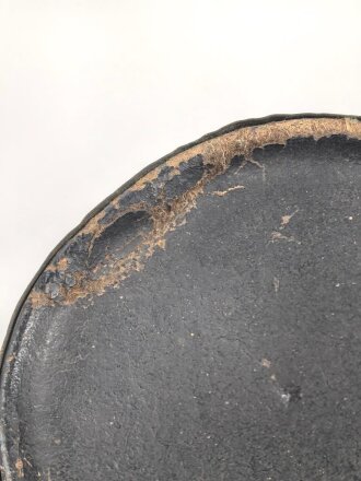 Frankreich, Tschako für einen Offizier der Nationalgarde,  Modell 1848. Die Pflaume fehlt, der Verbindungsriemen der Schuppenketten ist neuzeitlich ergänzt. Altersspuren, ungereinigtes Stück