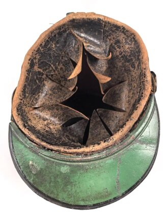 Frankreich, Tschako für einen Offizier der Nationalgarde,  Modell 1848. Die Pflaume fehlt, der Verbindungsriemen der Schuppenketten ist neuzeitlich ergänzt. Altersspuren, ungereinigtes Stück