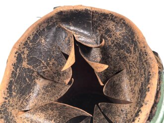 Frankreich, Tschako für einen Offizier der Nationalgarde,  Modell 1848. Die Pflaume fehlt, der Verbindungsriemen der Schuppenketten ist neuzeitlich ergänzt. Altersspuren, ungereinigtes Stück