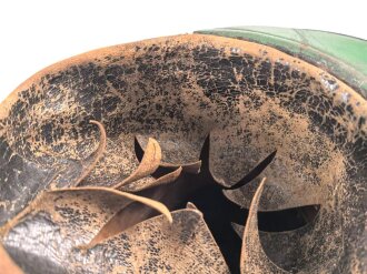 Frankreich, Tschako für einen Offizier der Nationalgarde,  Modell 1848. Die Pflaume fehlt, der Verbindungsriemen der Schuppenketten ist neuzeitlich ergänzt. Altersspuren, ungereinigtes Stück