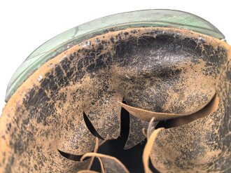 Frankreich, Tschako für einen Offizier der Nationalgarde,  Modell 1848. Die Pflaume fehlt, der Verbindungsriemen der Schuppenketten ist neuzeitlich ergänzt. Altersspuren, ungereinigtes Stück