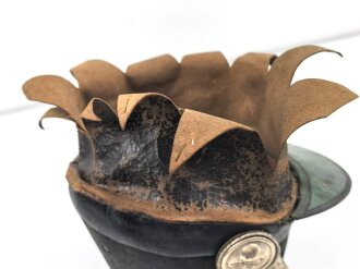 Frankreich, Tschako für einen Offizier der Nationalgarde,  Modell 1848. Die Pflaume fehlt, der Verbindungsriemen der Schuppenketten ist neuzeitlich ergänzt. Altersspuren, ungereinigtes Stück