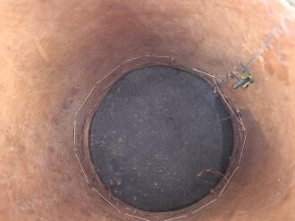 Frankreich, Tschako für einen Offizier der Nationalgarde,  Modell 1848. Die Pflaume fehlt, der Verbindungsriemen der Schuppenketten ist neuzeitlich ergänzt. Altersspuren, ungereinigtes Stück