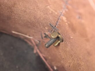 Frankreich, Tschako für einen Offizier der Nationalgarde,  Modell 1848. Die Pflaume fehlt, der Verbindungsriemen der Schuppenketten ist neuzeitlich ergänzt. Altersspuren, ungereinigtes Stück