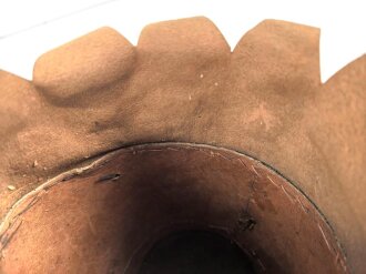 Frankreich, Tschako für einen Offizier der Nationalgarde,  Modell 1848. Die Pflaume fehlt, der Verbindungsriemen der Schuppenketten ist neuzeitlich ergänzt. Altersspuren, ungereinigtes Stück