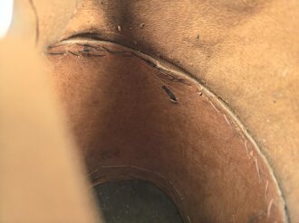 Frankreich, Tschako für einen Offizier der Nationalgarde,  Modell 1848. Die Pflaume fehlt, der Verbindungsriemen der Schuppenketten ist neuzeitlich ergänzt. Altersspuren, ungereinigtes Stück