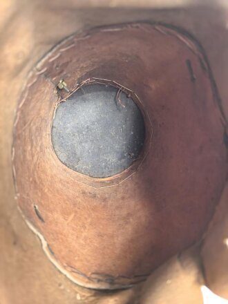 Frankreich, Tschako für einen Offizier der Nationalgarde,  Modell 1848. Die Pflaume fehlt, der Verbindungsriemen der Schuppenketten ist neuzeitlich ergänzt. Altersspuren, ungereinigtes Stück