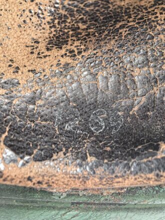 Frankreich, Tschako für einen Offizier der Nationalgarde,  Modell 1848. Die Pflaume fehlt, der Verbindungsriemen der Schuppenketten ist neuzeitlich ergänzt. Altersspuren, ungereinigtes Stück