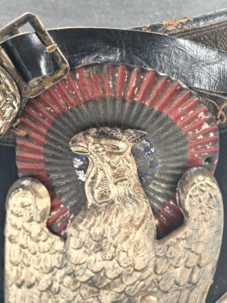 Frankreich, Tschako für einen Offizier der Nationalgarde,  Modell 1848. Die Pflaume fehlt, der Verbindungsriemen der Schuppenketten ist neuzeitlich ergänzt. Altersspuren, ungereinigtes Stück