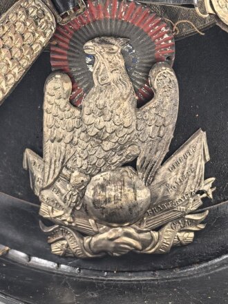 Frankreich, Tschako für einen Offizier der Nationalgarde,  Modell 1848. Die Pflaume fehlt, der Verbindungsriemen der Schuppenketten ist neuzeitlich ergänzt. Altersspuren, ungereinigtes Stück