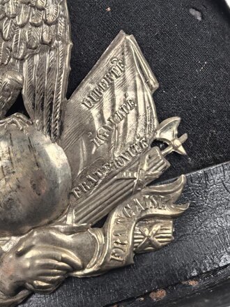 Frankreich, Tschako für einen Offizier der Nationalgarde,  Modell 1848. Die Pflaume fehlt, der Verbindungsriemen der Schuppenketten ist neuzeitlich ergänzt. Altersspuren, ungereinigtes Stück