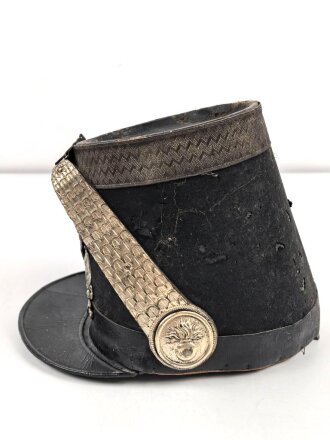 Frankreich, Tschako für einen Offizier der Nationalgarde,  Modell 1848. Die Pflaume fehlt, der Verbindungsriemen der Schuppenketten ist neuzeitlich ergänzt. Altersspuren, ungereinigtes Stück