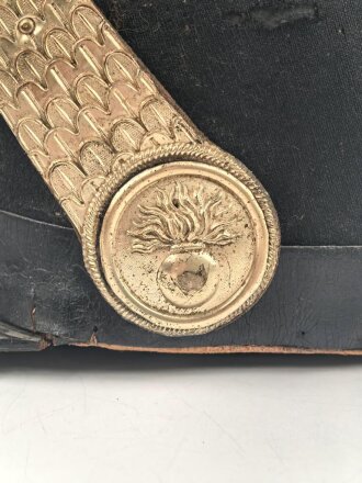 Frankreich, Tschako für einen Offizier der Nationalgarde,  Modell 1848. Die Pflaume fehlt, der Verbindungsriemen der Schuppenketten ist neuzeitlich ergänzt. Altersspuren, ungereinigtes Stück