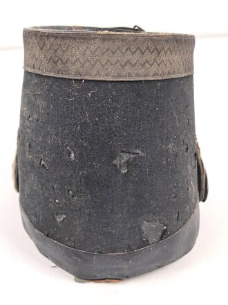 Frankreich, Tschako für einen Offizier der Nationalgarde,  Modell 1848. Die Pflaume fehlt, der Verbindungsriemen der Schuppenketten ist neuzeitlich ergänzt. Altersspuren, ungereinigtes Stück