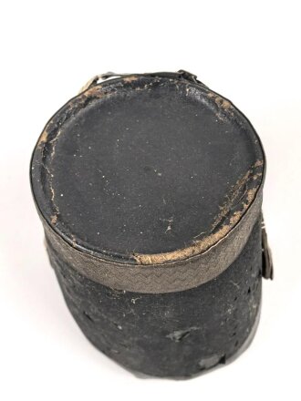 Frankreich, Tschako für einen Offizier der Nationalgarde,  Modell 1848. Die Pflaume fehlt, der Verbindungsriemen der Schuppenketten ist neuzeitlich ergänzt. Altersspuren, ungereinigtes Stück