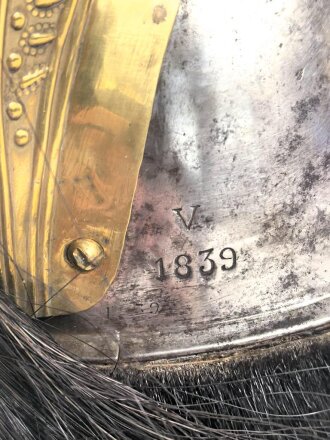 Frankreich , Helm für Kürassiere Modell 1840. In allen Teilen originales Stück, datiert 1839, bei der rechten Kokarde fehlt die Mutter der Schraube