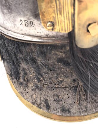 Frankreich , Helm für Kürassiere Modell 1840. In allen Teilen originales Stück, datiert 1839, bei der rechten Kokarde fehlt die Mutter der Schraube