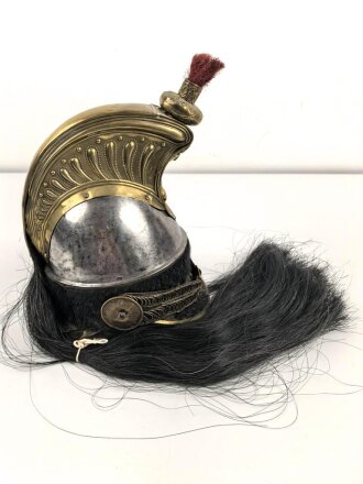 Frankreich , Helm für Kürassiere Modell 1840. In allen Teilen originales Stück, datiert 1839, bei der rechten Kokarde fehlt die Mutter der Schraube