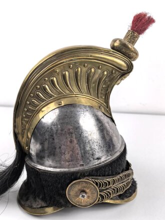 Frankreich , Helm für Kürassiere Modell 1840. In allen Teilen originales Stück, datiert 1839, bei der rechten Kokarde fehlt die Mutter der Schraube
