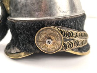 Frankreich , Helm für Kürassiere Modell 1840. In allen Teilen originales Stück, datiert 1839, bei der rechten Kokarde fehlt die Mutter der Schraube