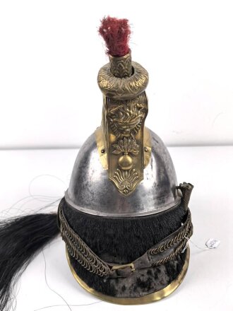 Frankreich , Helm für Kürassiere Modell 1840. In allen Teilen originales Stück, datiert 1839, bei der rechten Kokarde fehlt die Mutter der Schraube