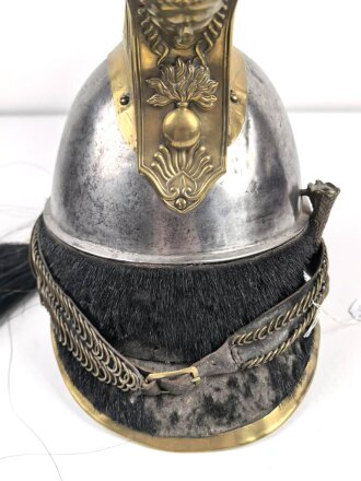 Frankreich , Helm für Kürassiere Modell 1840. In allen Teilen originales Stück, datiert 1839, bei der rechten Kokarde fehlt die Mutter der Schraube