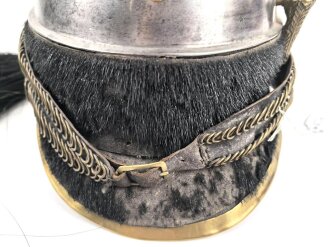 Frankreich , Helm für Kürassiere Modell 1840. In allen Teilen originales Stück, datiert 1839, bei der rechten Kokarde fehlt die Mutter der Schraube