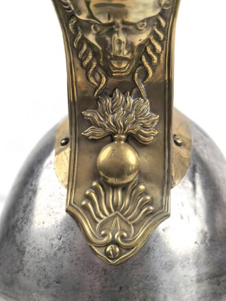 Frankreich , Helm für Kürassiere Modell 1840. In allen Teilen originales Stück, datiert 1839, bei der rechten Kokarde fehlt die Mutter der Schraube