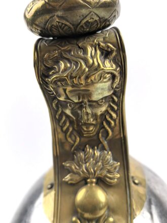 Frankreich , Helm für Kürassiere Modell 1840. In allen Teilen originales Stück, datiert 1839, bei der rechten Kokarde fehlt die Mutter der Schraube